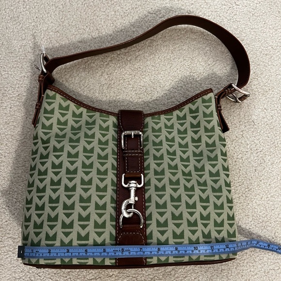 Michael Kor green bag. Good condition. Clasp shows wear. - Picture 7 of 8